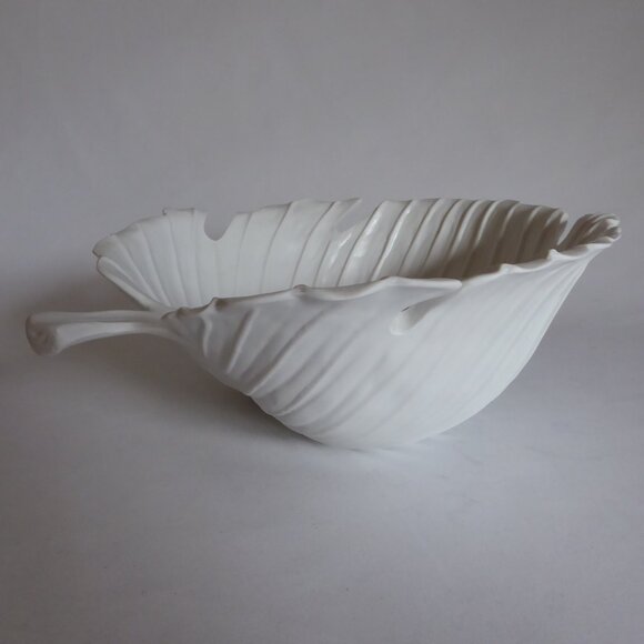 NEW LARGE 12” WHITE PORCELAIN DECORATIVE LEAF SHAPED BOWL SCULPTURE WITH STEM - Picture 3 of 12